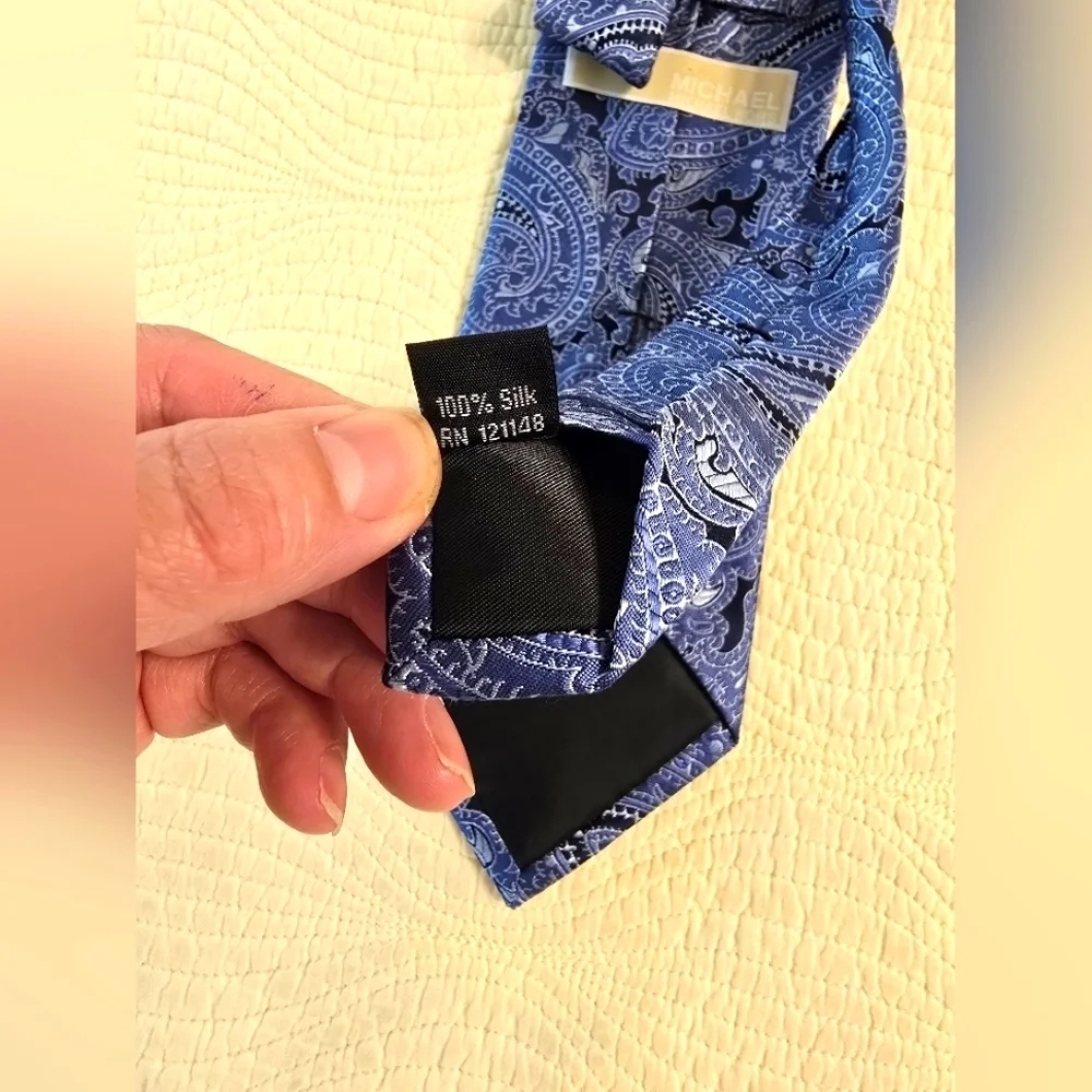 EUC Michael Kors Men's Blue Paisley Silk Tie - Picture 3 of 3
